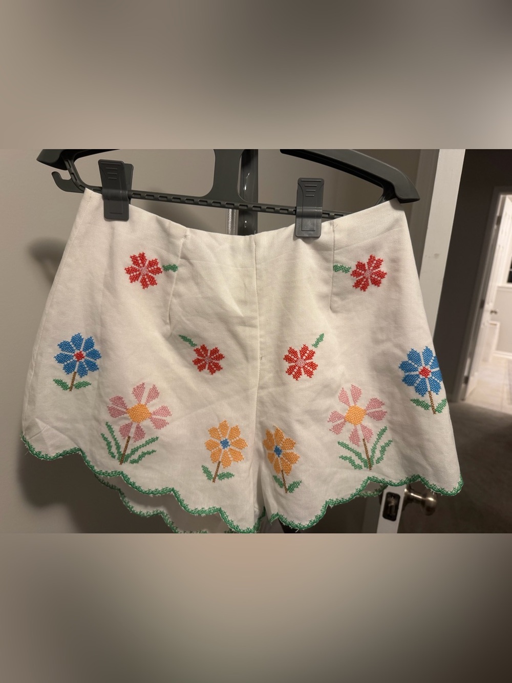 Amable by Mable White Women's knit shorts- Size S